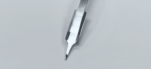 A FEMORAL GLUTEUS MEDIUS MINIMUS RETRACTOR, LOMBARDI TYPE on a white surface.