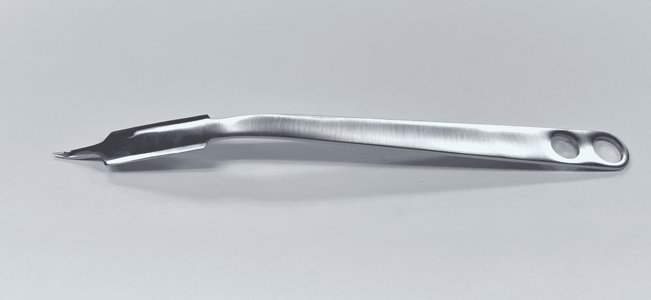 A stainless steel FEMORAL GLUTEUS MEDIUS MINIMUS RETRACTOR, LOMBARDI TYPE with a handle on a white background.