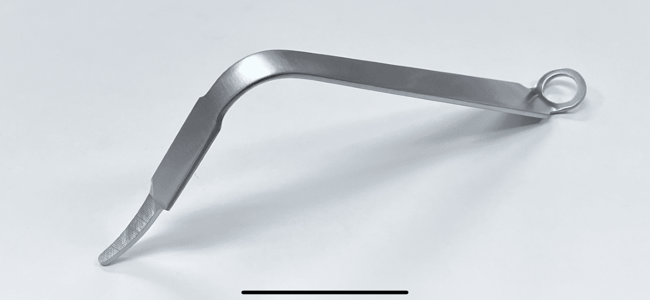 An image of a HOHMANN RETRACTOR, BENT, NARROW, GRIP TIP on a white surface.