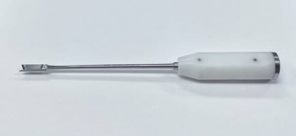 A MORELAND TYPE CEMENT SPLITTING OSTEOTOME, 10mm on a white surface.