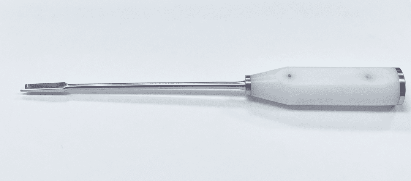A MORELAND TYPE CEMENT SPLITTING OSTEOTOME, 8mm on a white surface.